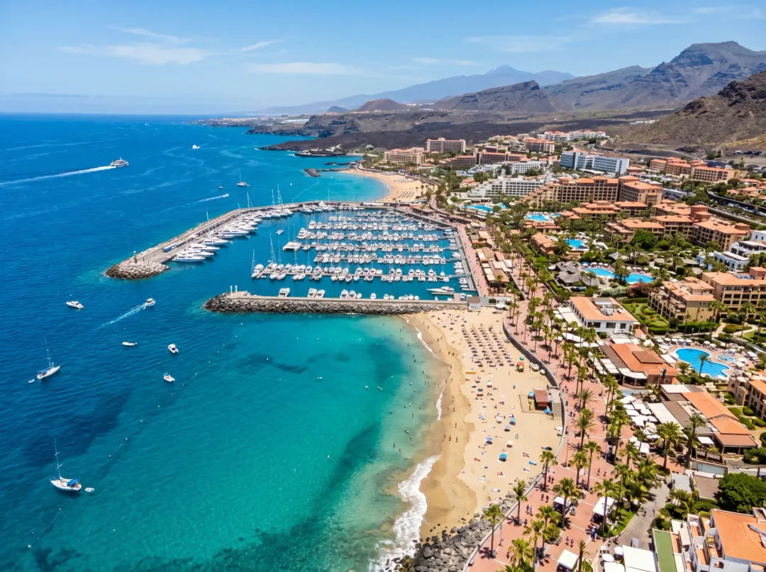 Costa Adejen rannikko ilmasta: venesatama, ranta ja Atlantti