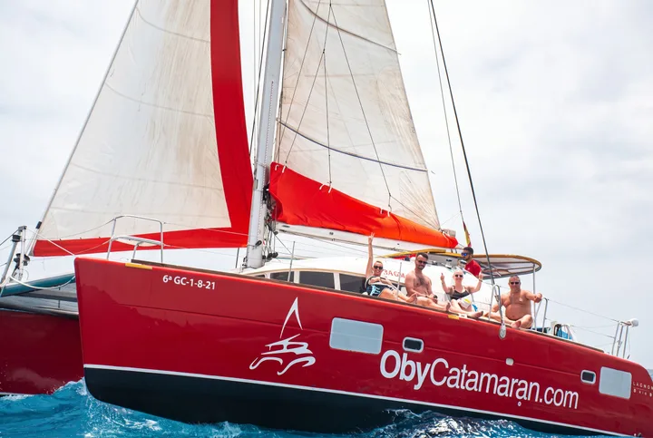 Oby-Katamaran Isla de Lobos, Kleingruppen-Segeltour, Fuerteventura, 4 Stunden ab Corralejo mit Mittagessen