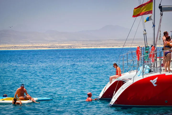 Oby Freebird Fuerteventura, Katamaraan Isla de Lobosele, 4 tundi koos lõunaga