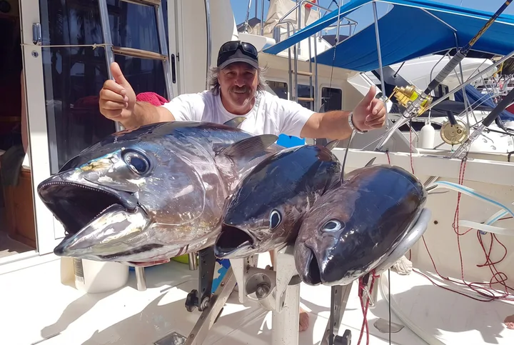 Il capitano Raúl a bordo del Raggie con una cattura di tonni