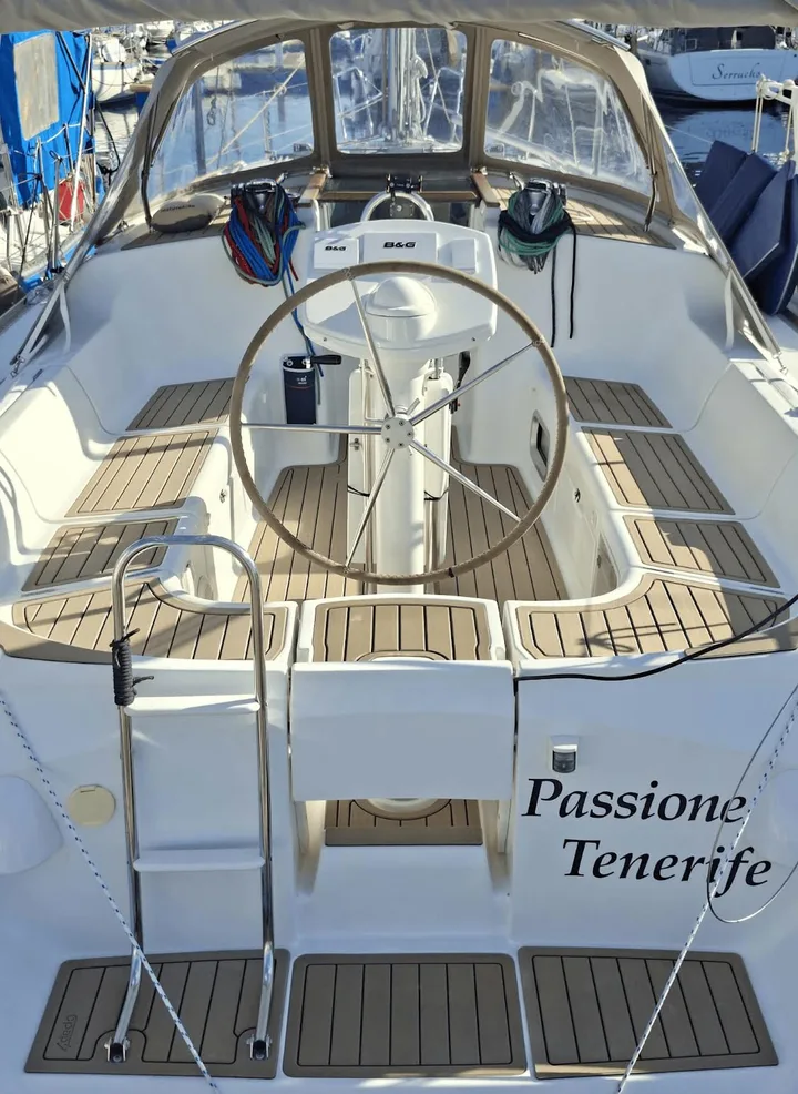 Charter a Vela Golf del Sur