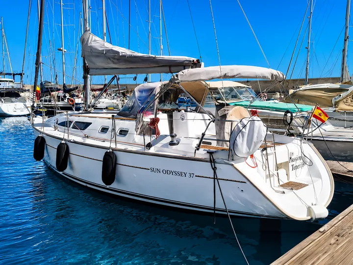 Charter a Vela Golf del Sur