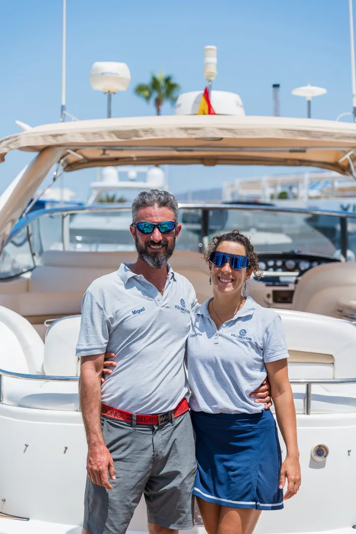 Miguel e Charlotte, l'equipaggio del Vulcano, sul pontile di Puerto Colón